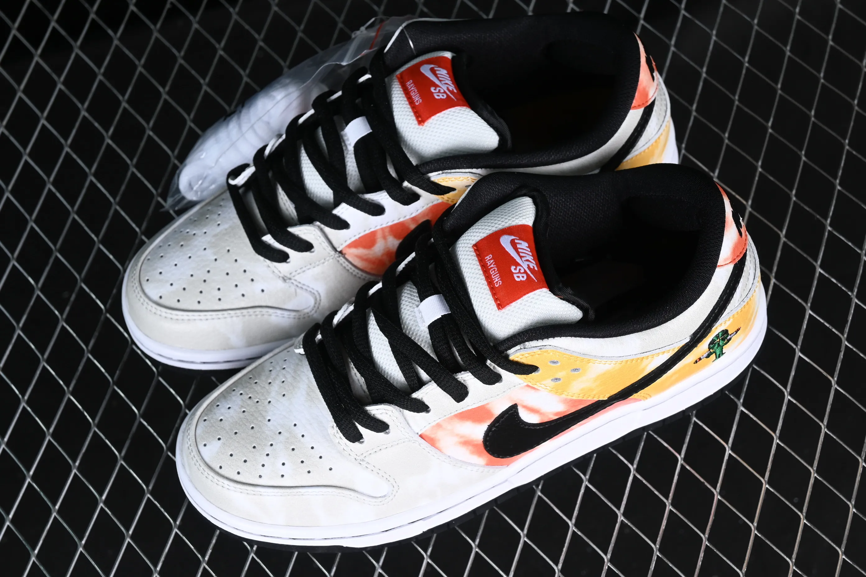 All categories Nk SB Dunk series Nk SB Dunk Low low-top sneakers Nk SB Dunk Low "Raygun" alien embroidery SB smashed backboard fashion casual sneakers BQ6832-101